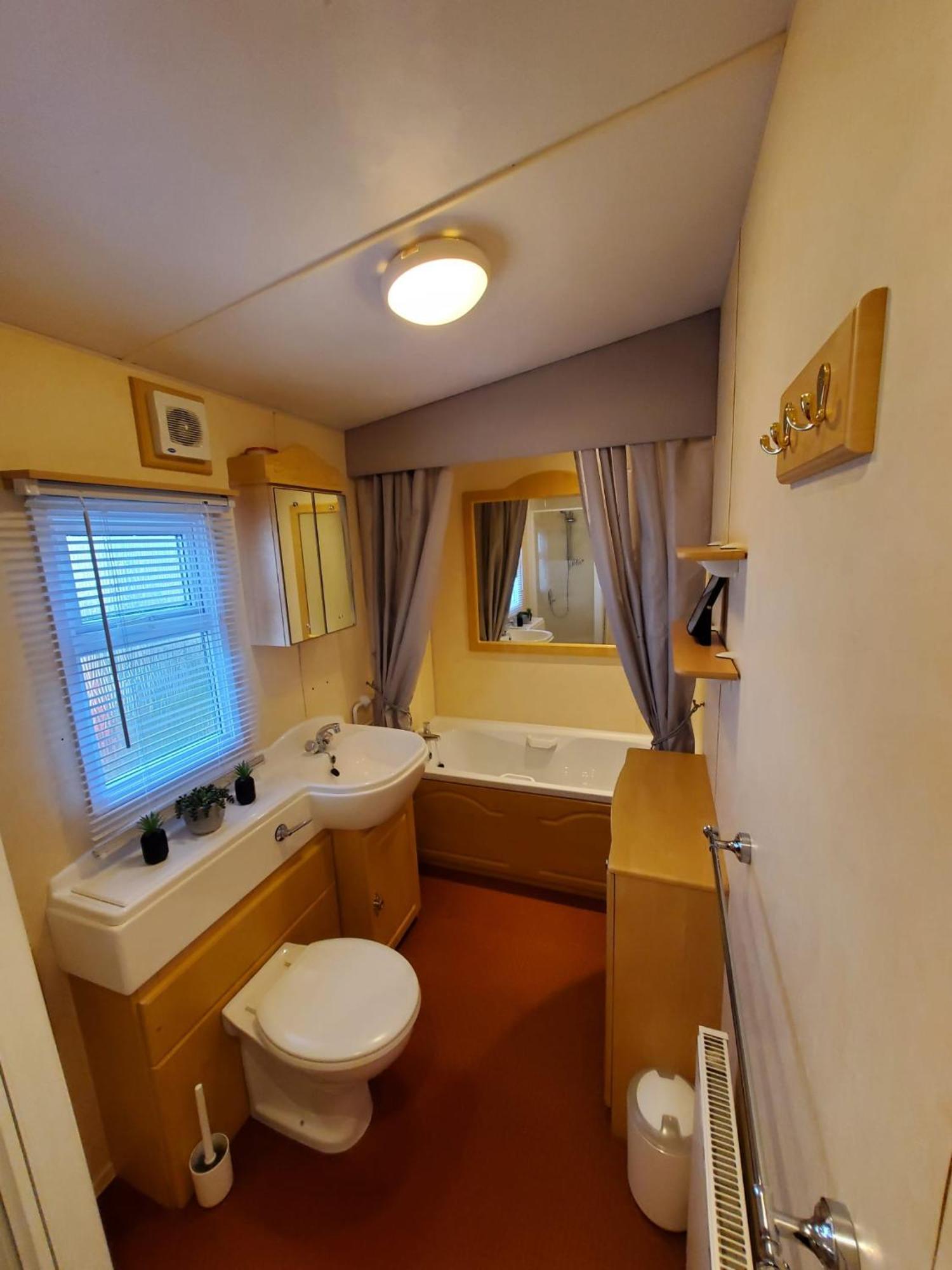 6 Berth Central Heated On The Chase Villa Ingoldmells Exterior photo